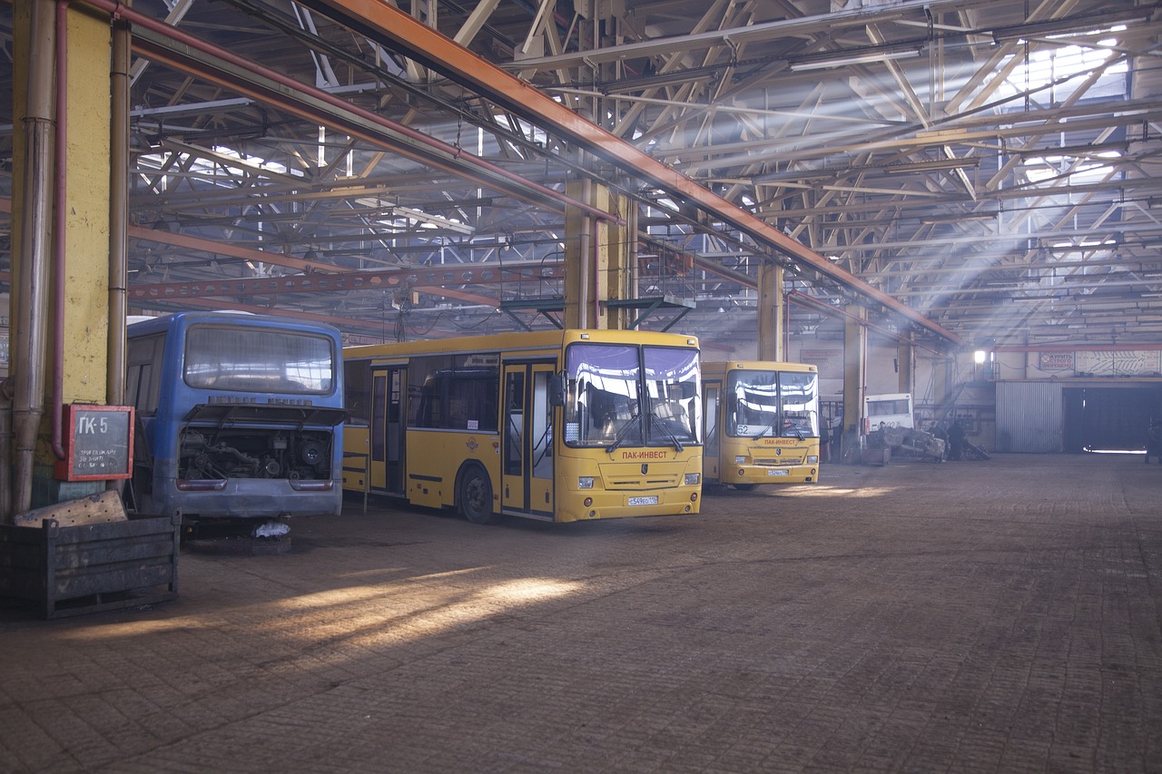 un hangar avec des véhicules Omnibus